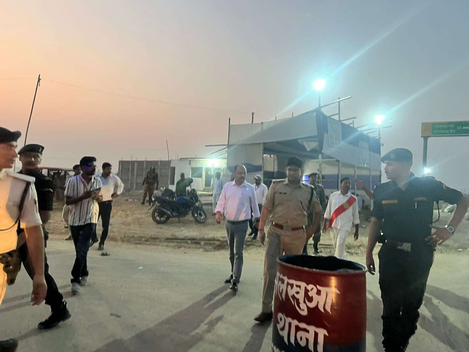 डीएम-एसपी ने फ्लैग मार्च कर शांति व निष्पक्ष मतदान का दिया संदेश