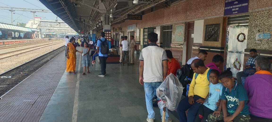Deoghar news : जसीडीह स्टेशन के एक नंबर प्लेटफार्म पर लगा कोच डिस्प्ले खराब, यात्रियों को हो रही परेशानी