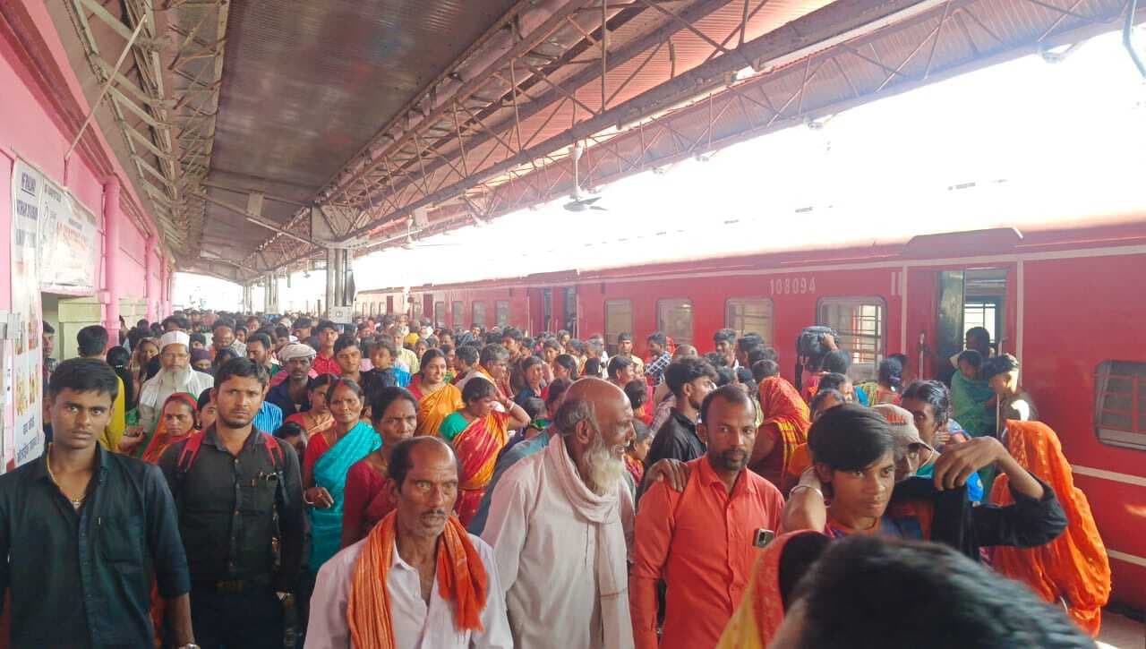 गंगा स्नान को कटिहार स्टेशन पर उमड़ी श्रद्धालुओं की भीड़