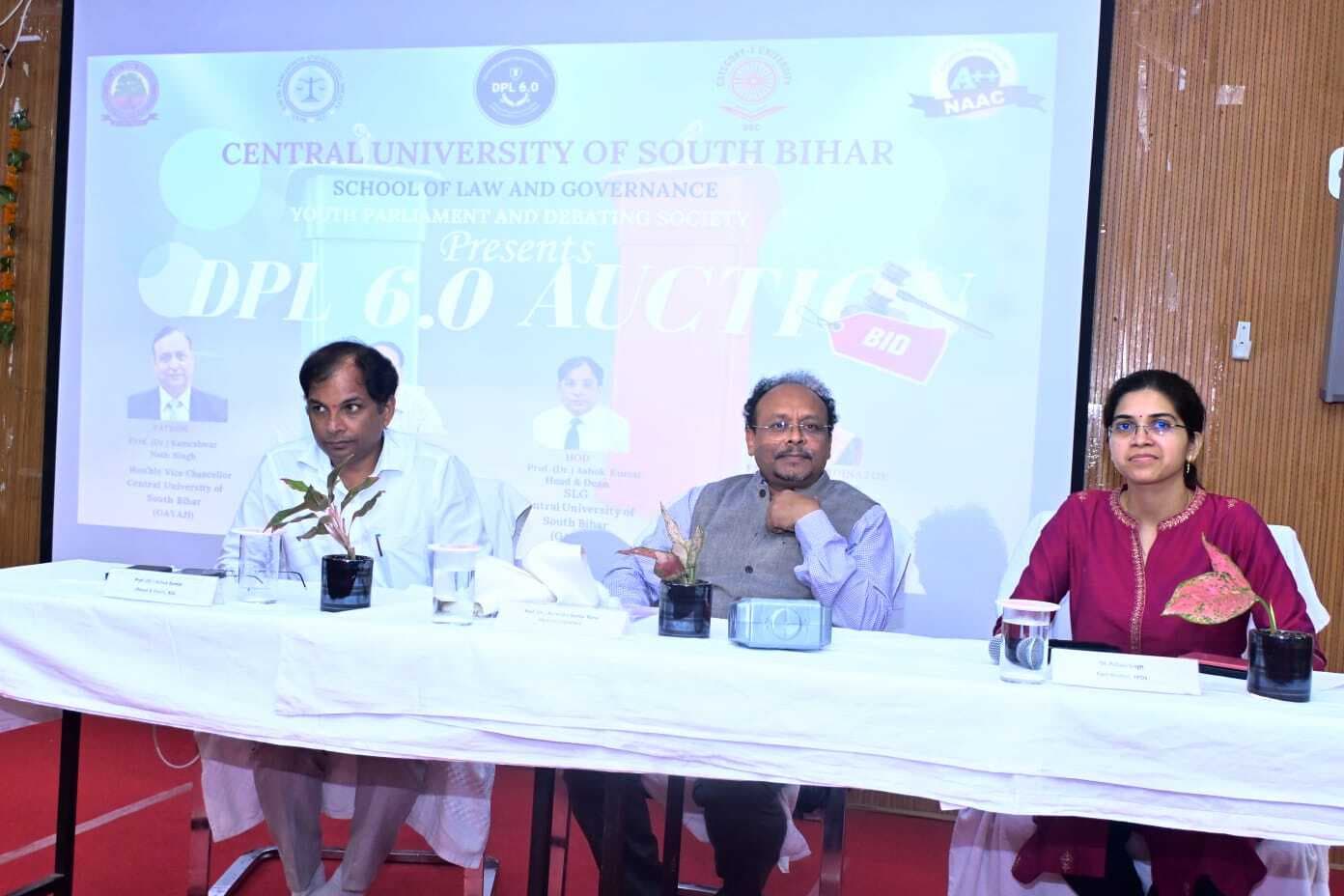 एक वकील के समग्र विकास में वाद-विवाद का बड़ा महत्व : कुलसचिव