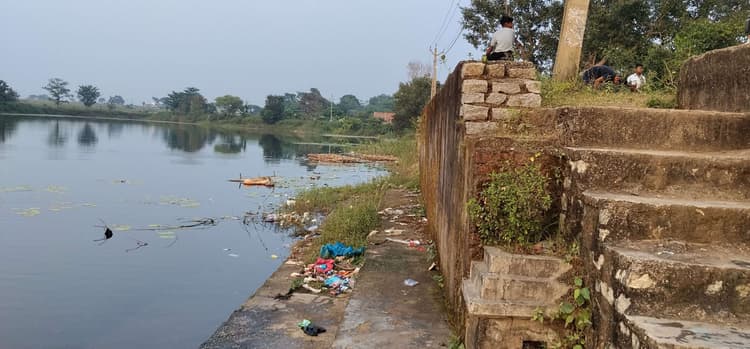 तमाड़ बड़ा तालाब छठ घाट पर फैला कचरा, श्रद्धालु परेशान* छठव्रती महिलाओं के लिये चेंजिंग रूम की व्यवस्था नहीं