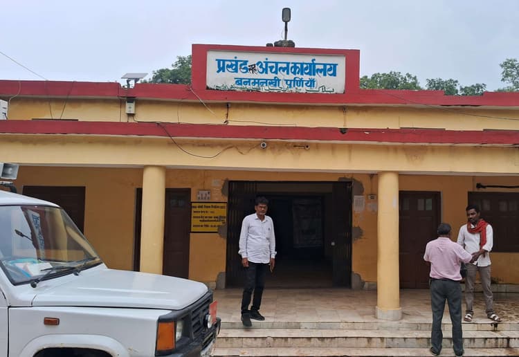 डॉग कुमार के नाम से निवास प्रमाण पत्र बनाने का आया आवेदन , अज्ञात पर मामला दर्ज