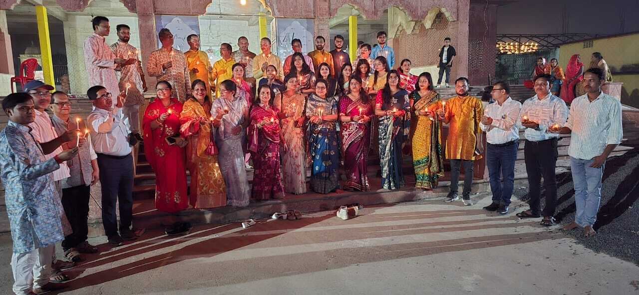 ठाकुरबाड़ी में दीये जलाकर मनायी गयी दीपावली