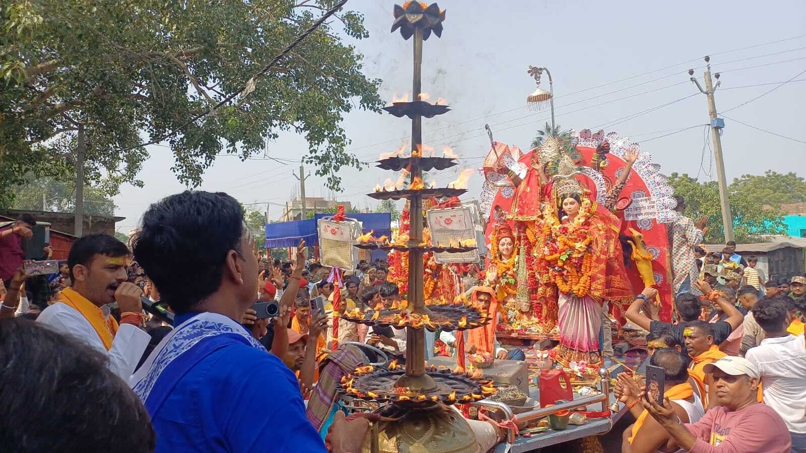 जय मां काली के जयघोष से गूंजा शहर, नम आंखों से लोगों ने दी मां काली को विदाई