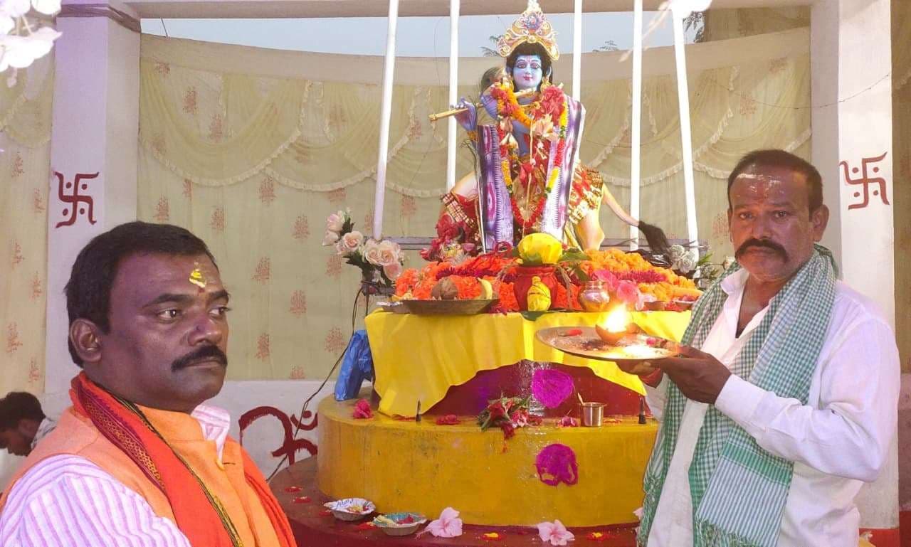 पूजी गयीं गायें, भगवान कृष्ण को चढ़ाये गये 56 भोग