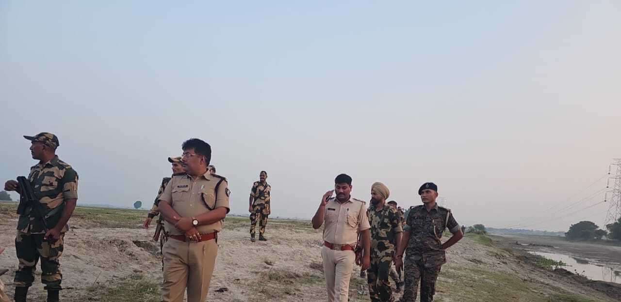 विधानसभा चुनाव को भयमुक्त कराने को लेकर दियारा में फ्लैग मार्च