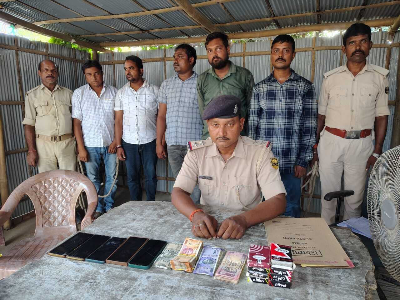 पुलिस ने छापेमारी कर पांच जुआरियों को किया गिरफ्तार