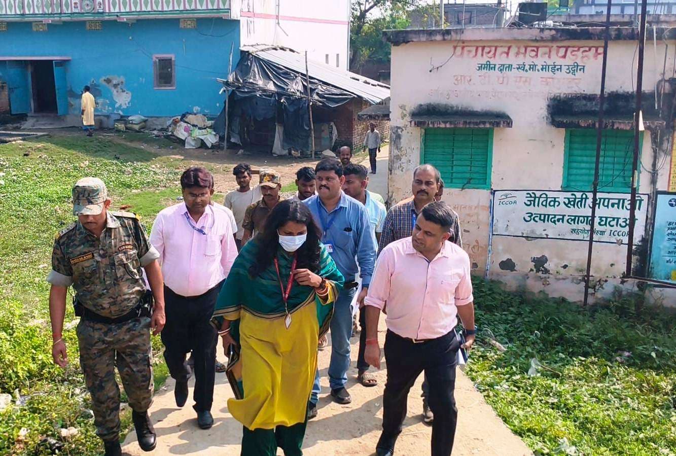 चुनाव प्रेक्षक ने पंचायत के मतदान केंद्र पर मूलभूत सुविधा का लिया जायजा