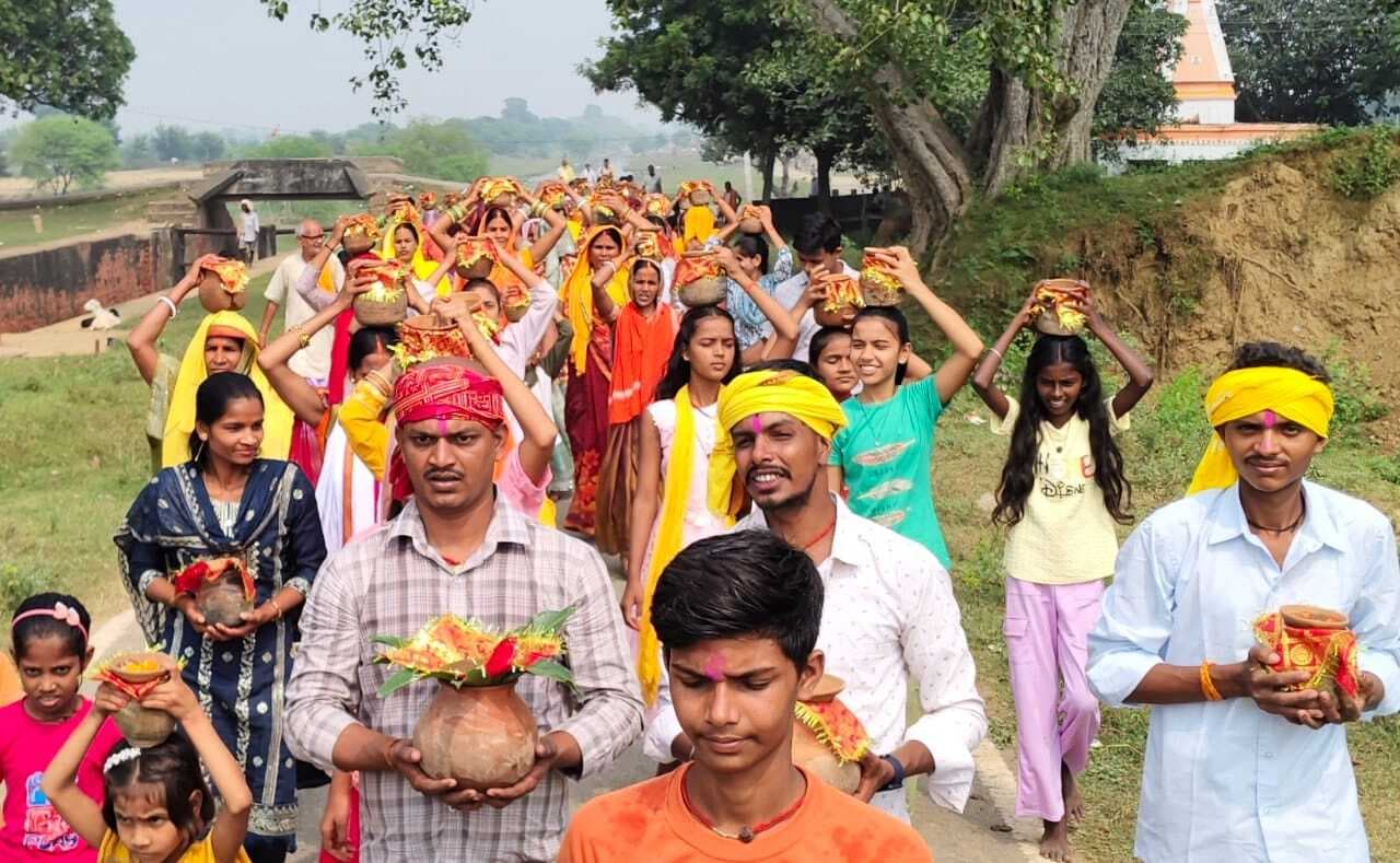 गोवर्धन पूजा के अवसर पर भगवान श्रीकृष्ण की प्रतिमा स्थापित, निकाली गयी जलभरी यात्रा