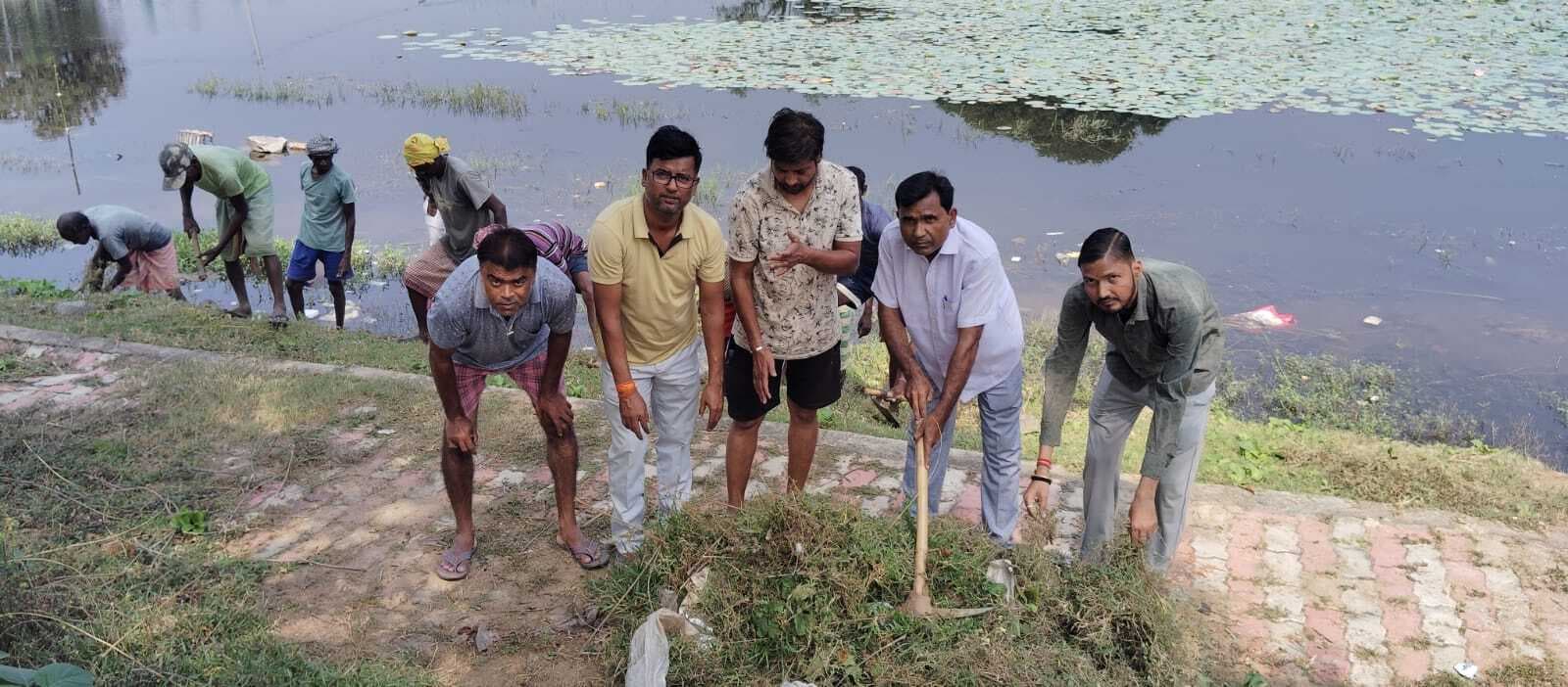 छठ पूजा को लेकर गायछांद तालाब घाट की गयी सफाई