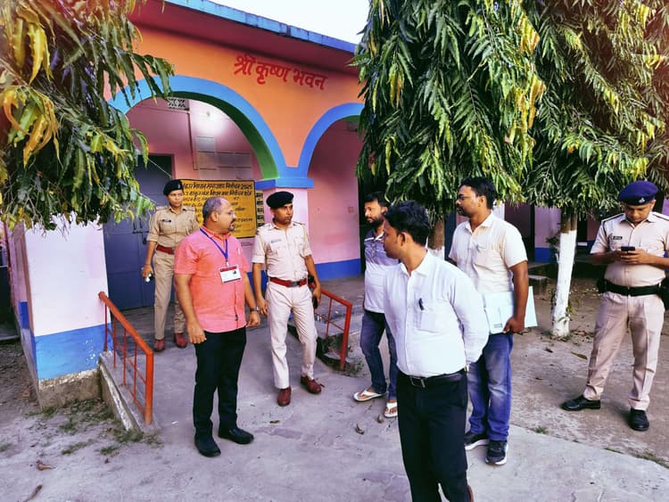 निष्पक्ष व भयमुक्त चुनाव के लिए प्रशासन तैयार  प्रेक्षक ने लिया मतदान केंद्रों का जायजा