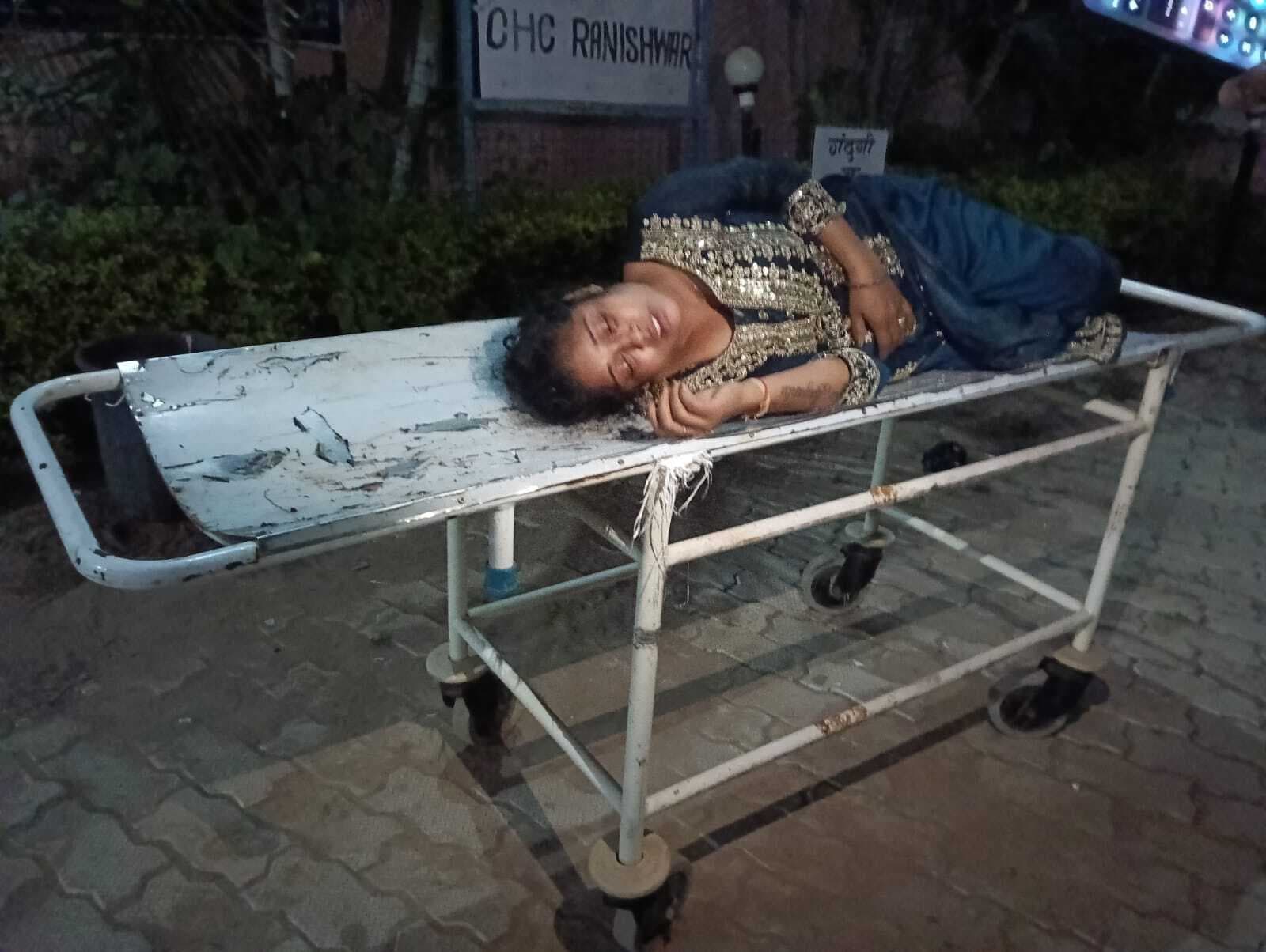 मसानजोर पुलिस ने नशे की हालत में महिला को सीएचसी पहुंचाया