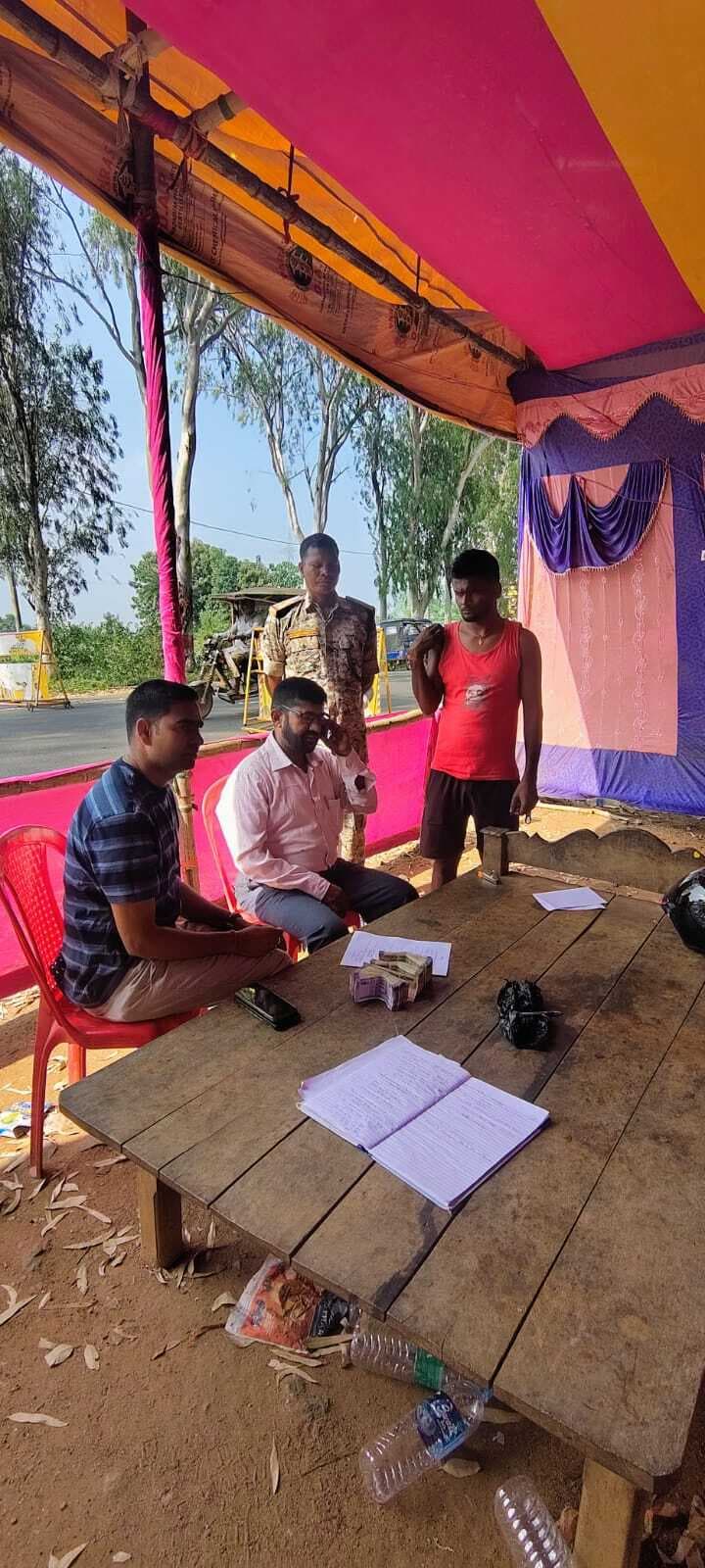 बाइक की डिक्की से एक लाख 20 हजार रुपये बरामद