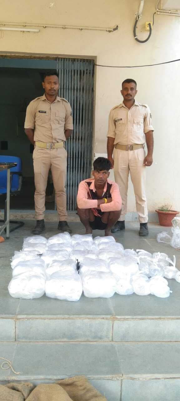 140 लीटर महुआ शराब के साथ तस्कर गिरफ्तार, वाहन जब्त