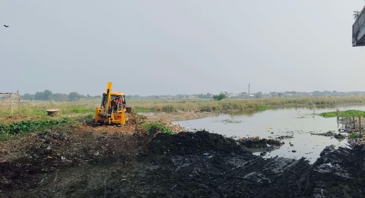 शहर के छठ घाट रास्ते पर जलजमाव, जहां-तहां गंदगी