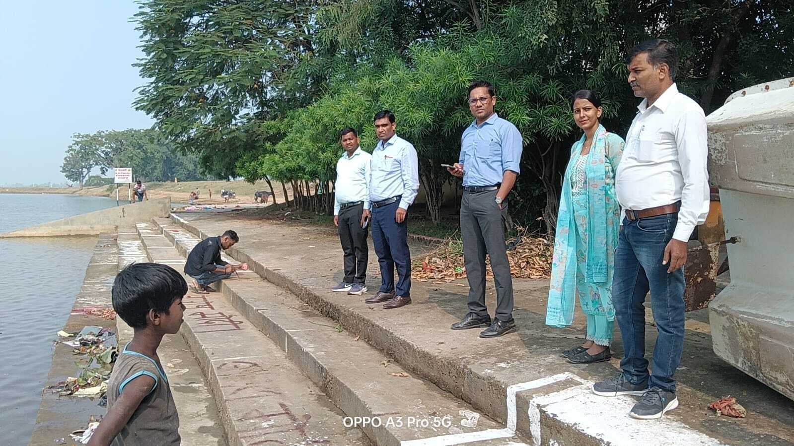 कार्यपालक पदाधिकारी ने विभिन्न छठ घाटों का किया निरीक्षण