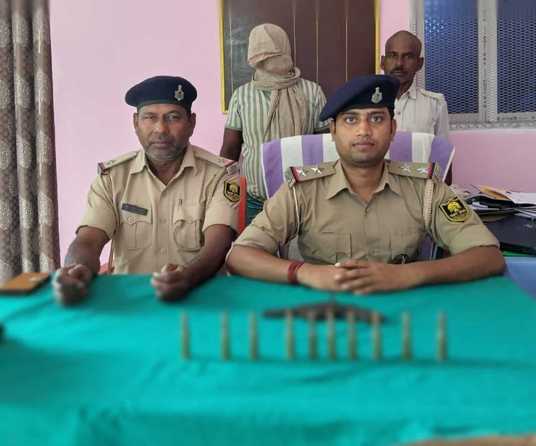अमौसी में देशी कट्टा व 10 कारतूस के साथ तस्कर गिरफ्तार