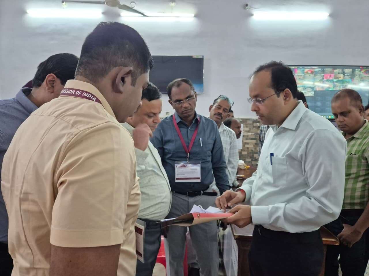 सीसीटीवी से जिले के बॉर्डर पर आने वाले वाहनों की हो रही गहन जांच : डीएम