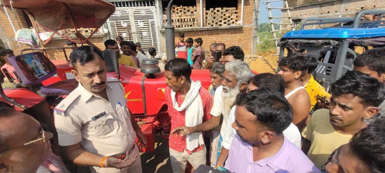 मोटरसाइकिल और ट्रैक्टर की टक्कर में एक घायल