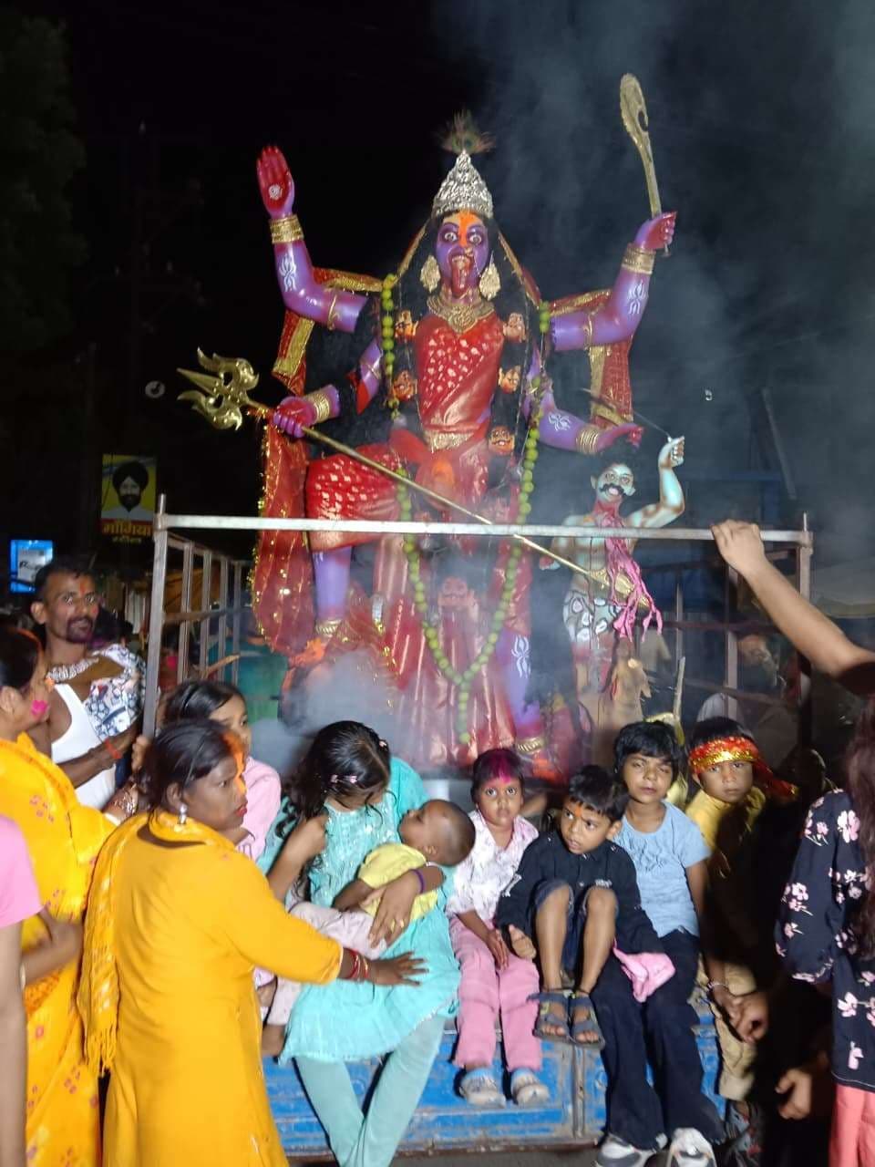 ढोल-नगाड़े व पारंपरिक हथियार के साथ निकाली गयी विसर्जन शोभा यात्रा, नम आंखों से मां को दी गयी विदाई