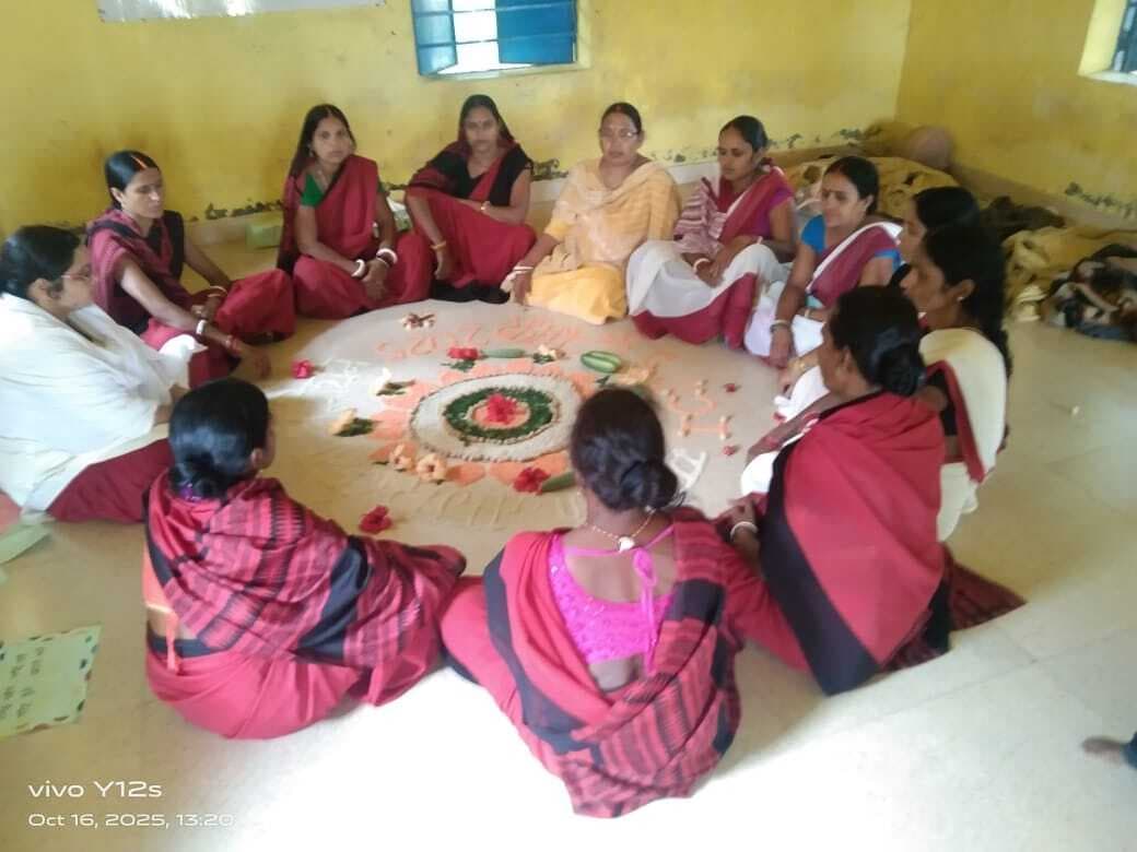 महिलाओं ने रचायी मेहंदी, दिया शत-प्रतिशत मतदान का संदेश