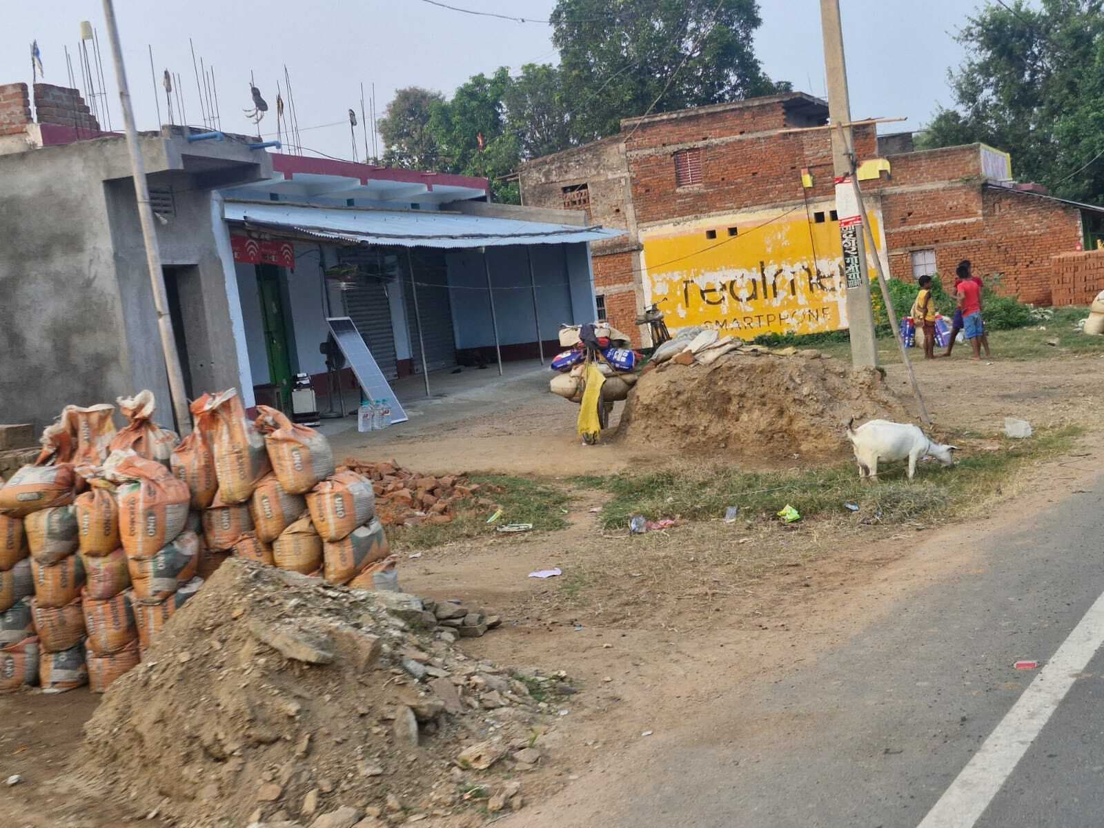 कझिया नदी किनारे पनदाहा गांव में बालू धंधा जोरों पर