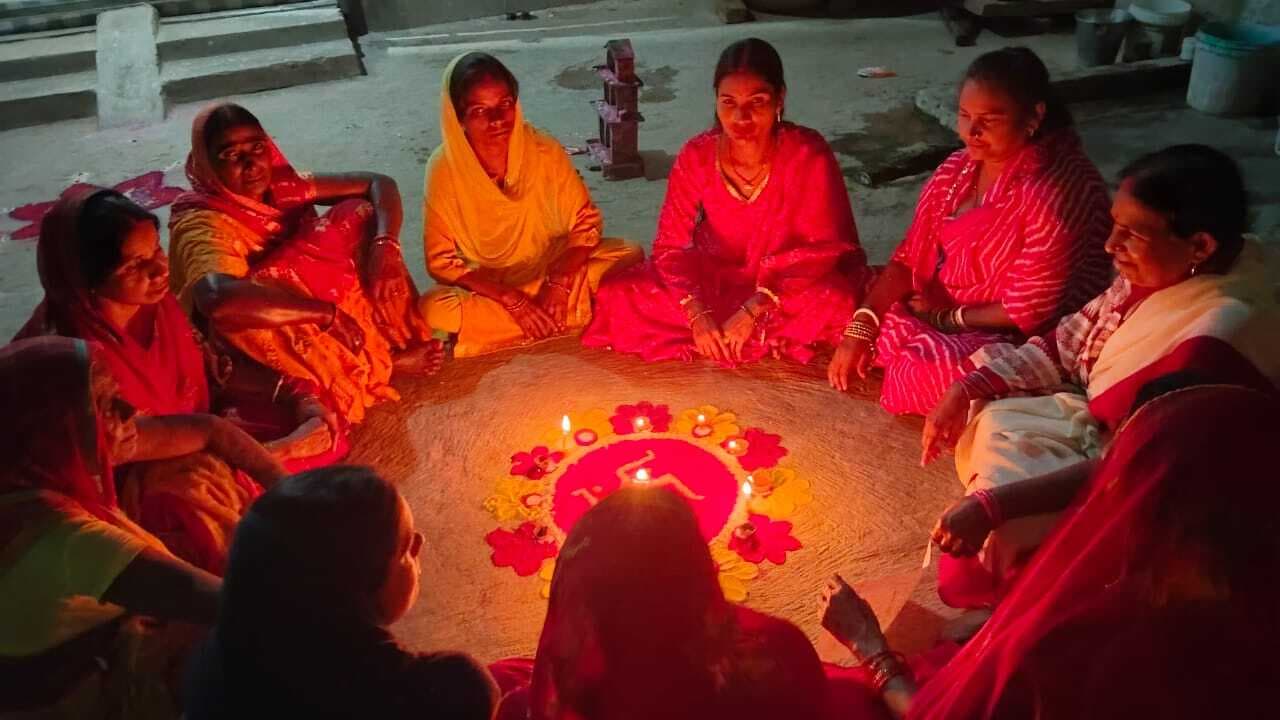 संध्या चौपाल में रंगोली बना वोटरों को किया जागरूक