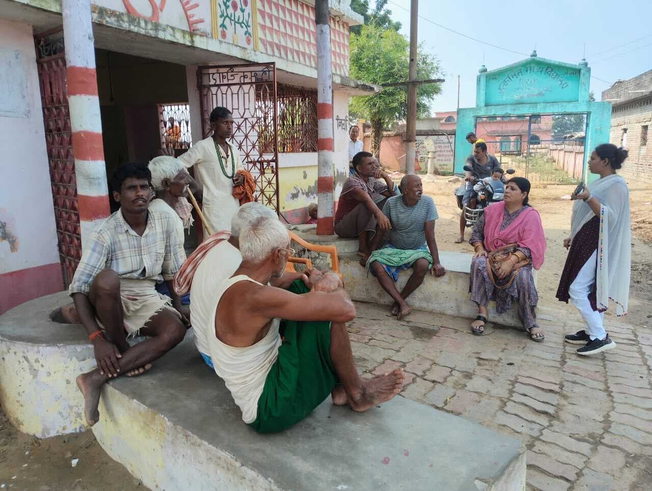 वृद्ध, दिव्यांग व महिलाओं को वोट करने के लिए किया प्रेरित