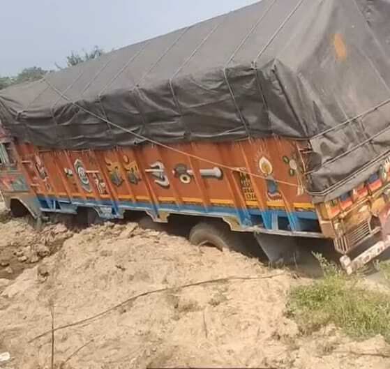 सरिया लदा ट्रक सड़क से नीचे उतरा, पलटने से बचा