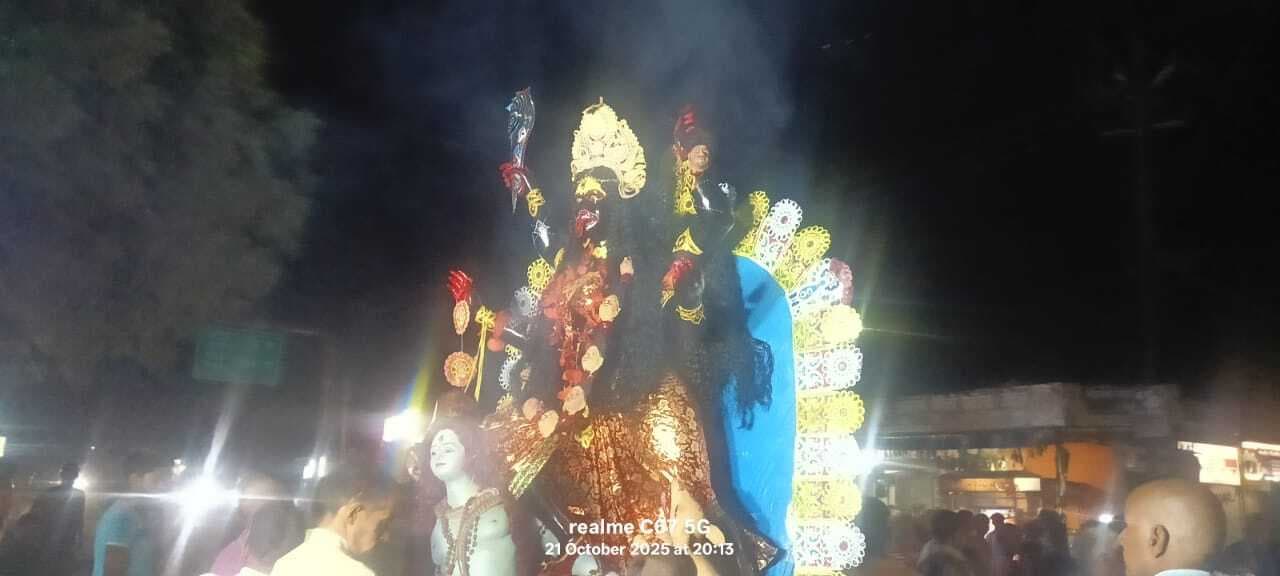 नम आंखों से मां काली की प्रतिमा का किया गया विसर्जन