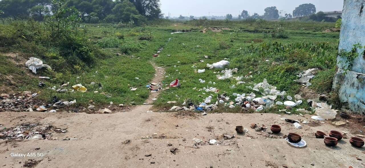 छठ घाटों पर पसरी गंदगी, प्रशासनिक उदासीनता से व्रतियों में नाराजगी