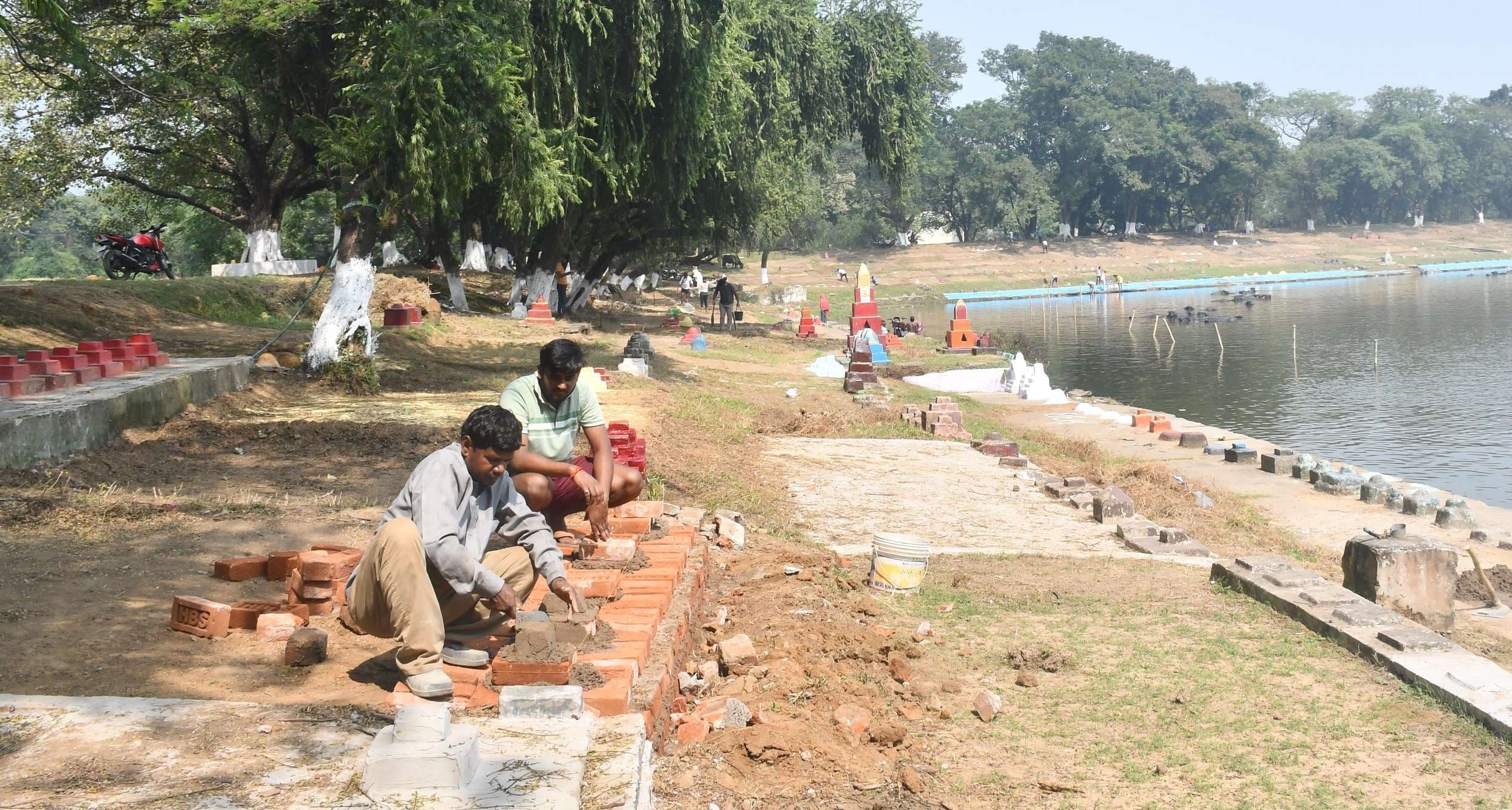 Bokaro News : नदी-तालाब में वेदियों की सफाई और घाटों को चमकाने में जुटे श्रद्धालु