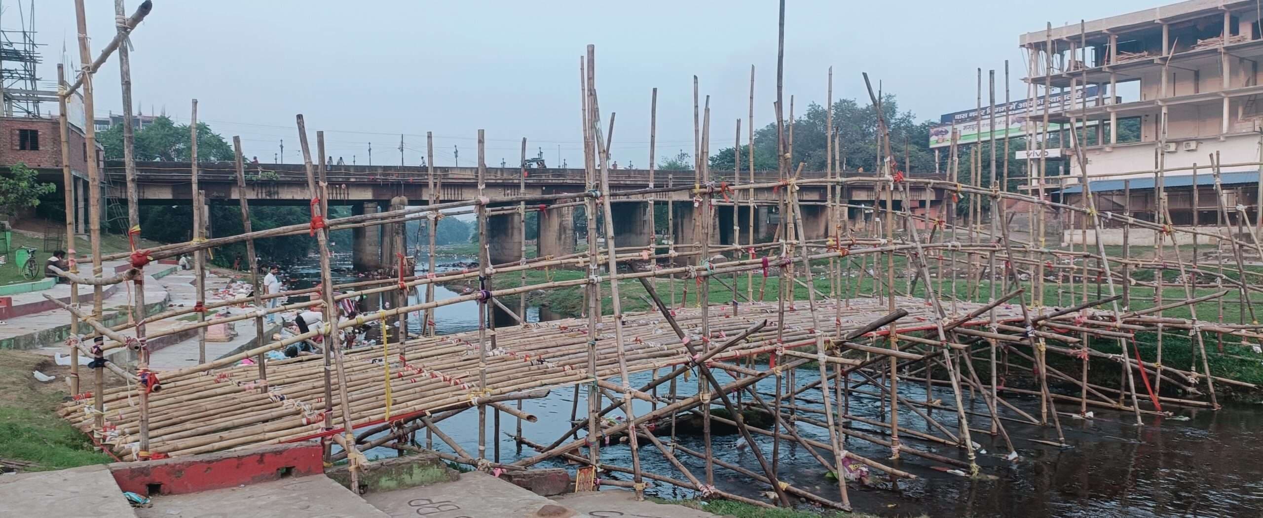 Bokaro News : गरगा नदी व सिंगारी जोरिया पर बन रही बांस की 11 अस्थायी पुलिया