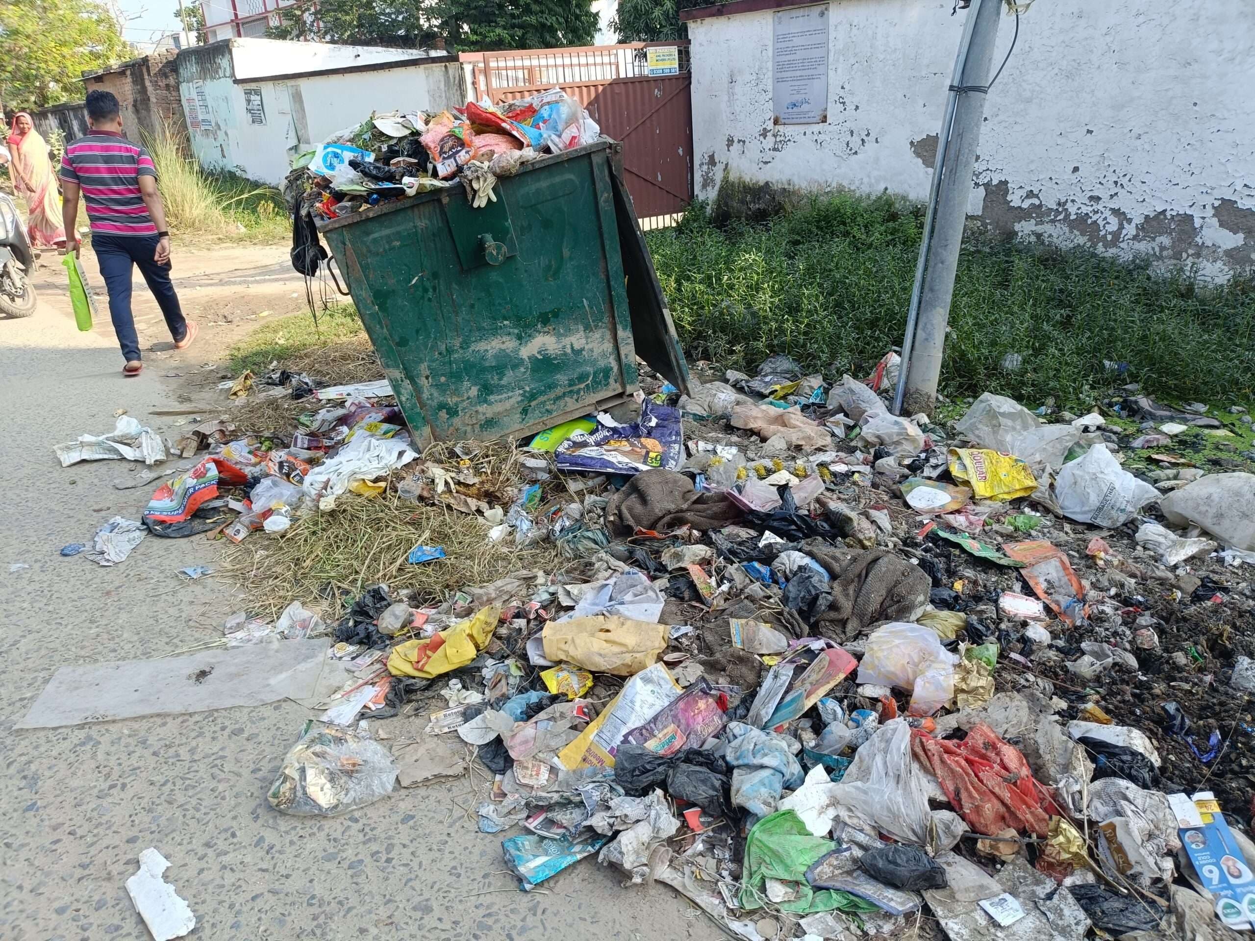 Madhubani News : सदर अस्पताल रोड में कचरा उठाव नहीं से बढ़ी परेशानी