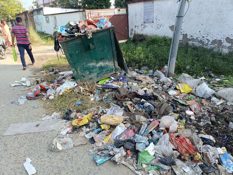 Madhubani News : सदर अस्पताल रोड में कचरा उठाव नहीं से बढ़ी परेशानी