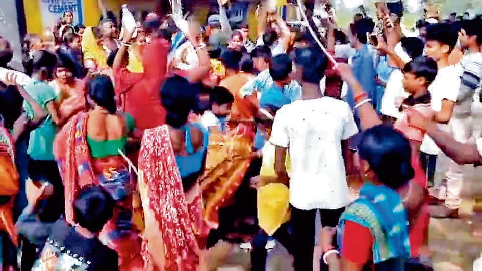 शराब तस्करी का भंडाफोड़, पकड़ा पिकअप वैन