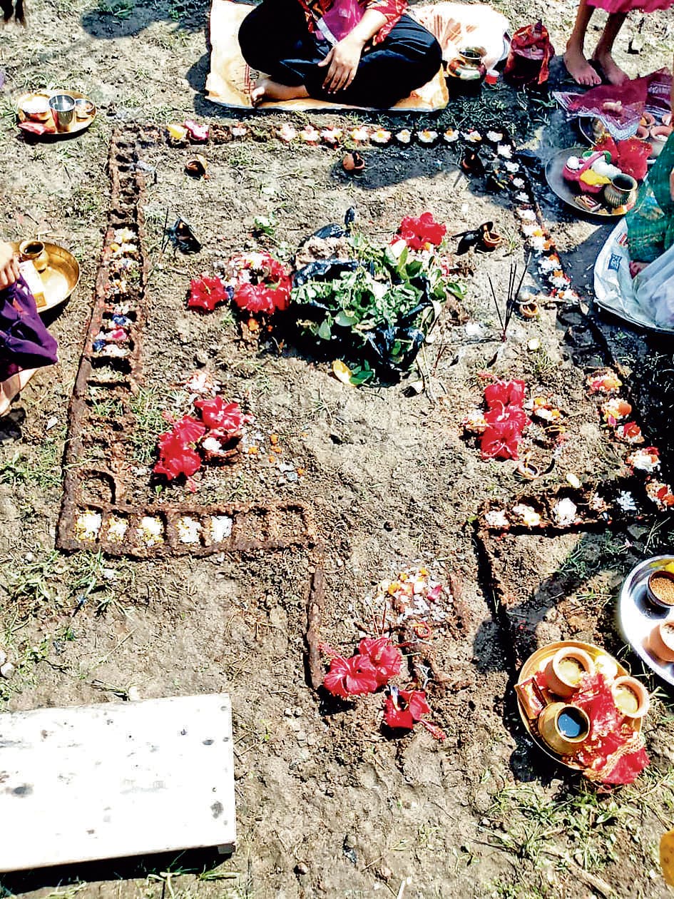 पानागढ़ में महिलाओं व युवतियों ने पारंपरिक ढंग से की गोवर्धन पूजा