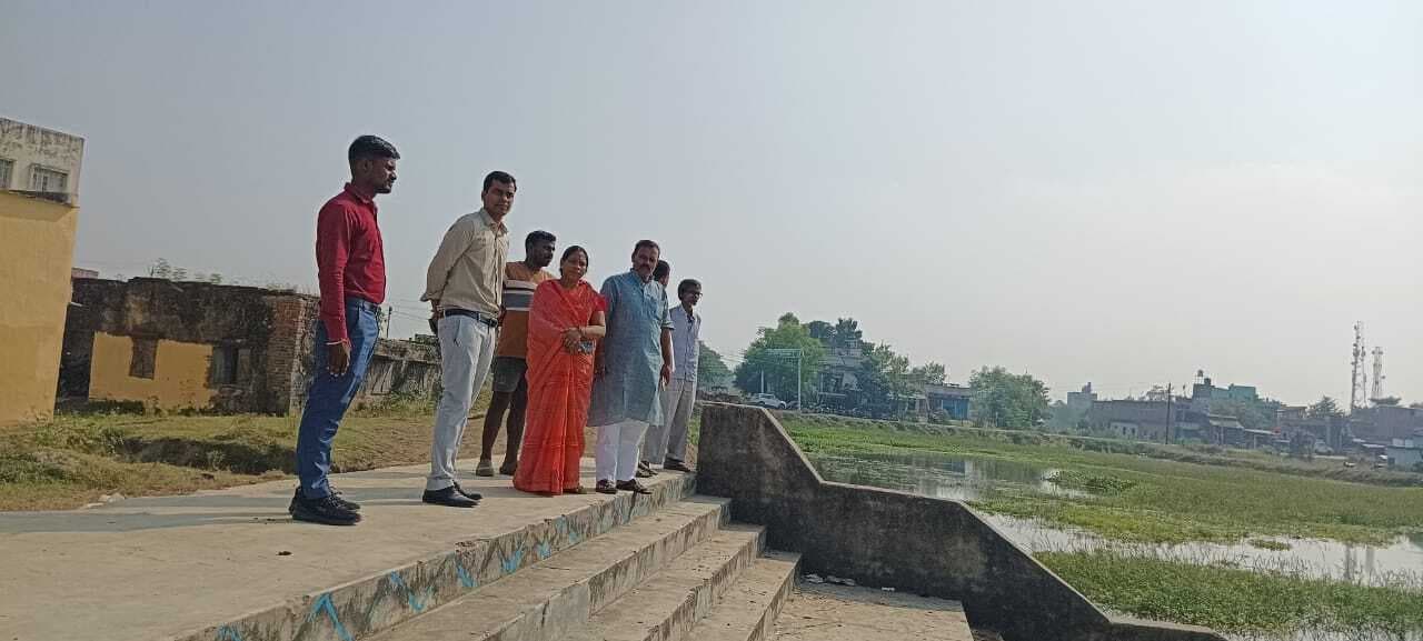 नपं के प्रखंड कार्यालय परिसर स्थित छठ घाट का चेयरमैन व कार्यपालक पदाधिकारी ने लिया जायजा
