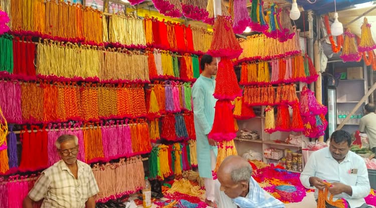 आस्था का महापर्व छठ को लेकर गंगा स्नान व खरदीदारी शुरू