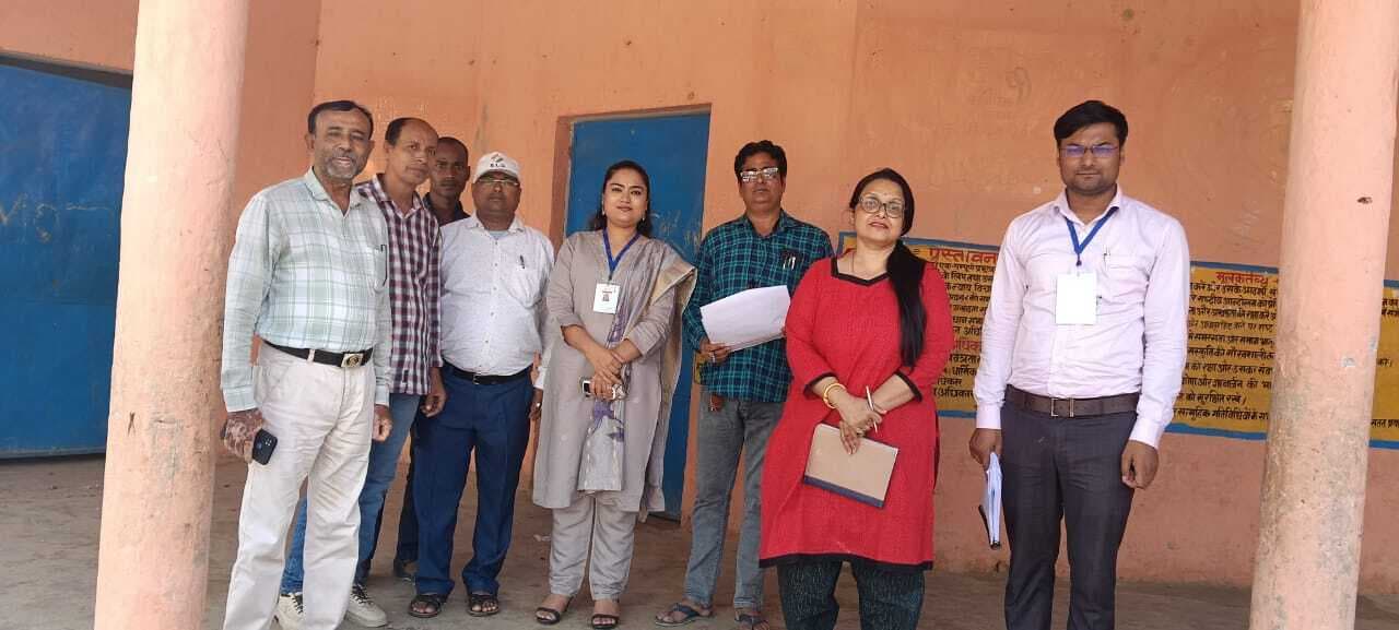 Madhubani News : जेनरल ऑब्जर्बर ने मतदान केंद्र का किया निरीक्षण, दिए निर्देश