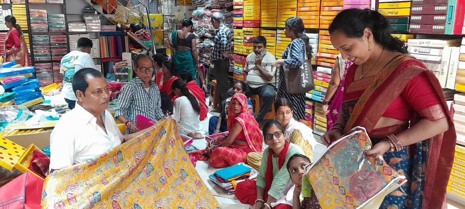 Madhubani News : लोक आस्था के महापर्व छठ के लिए गुलजार हुआ बाजार