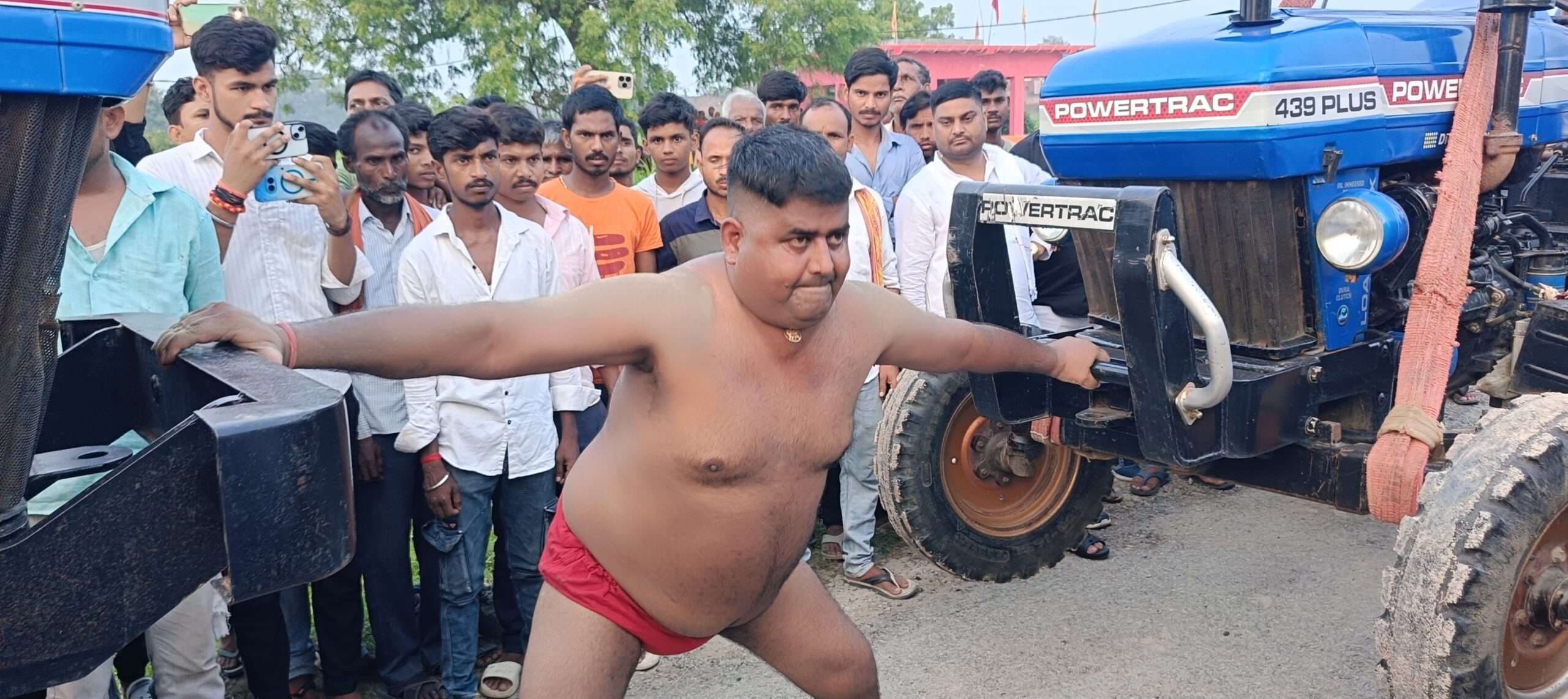 sasaram News : संतोष पहलवान ने दो-दो ट्रैक्टर और पोकलेन को खींचा