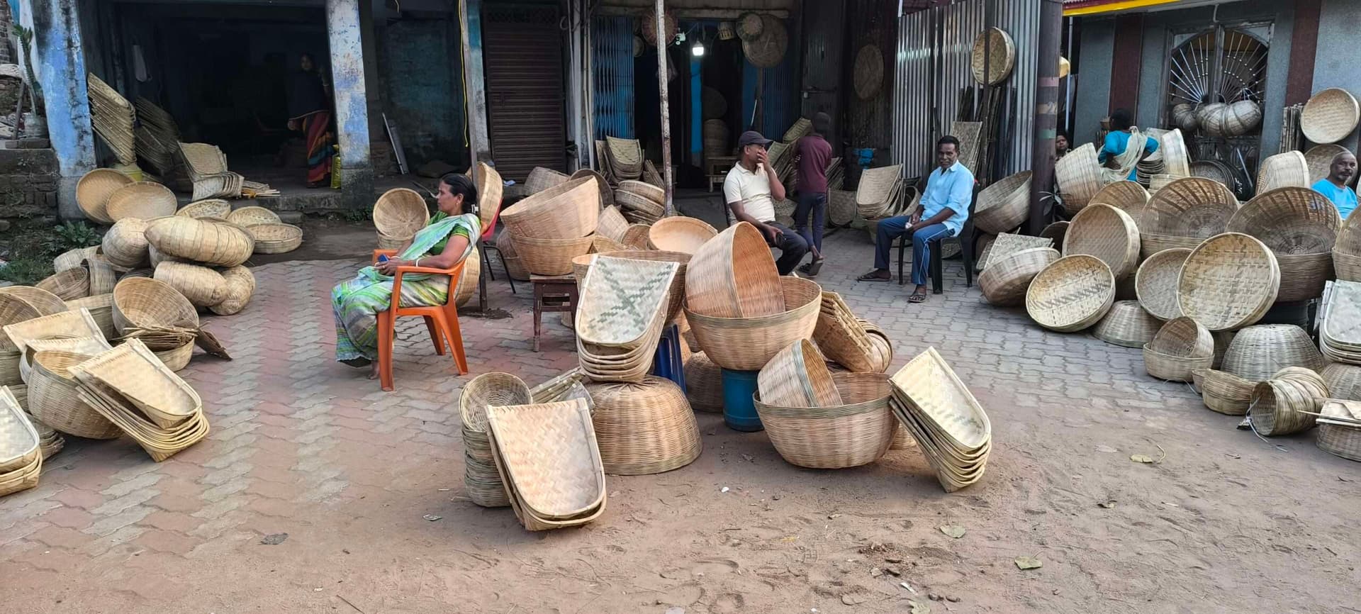 Giridih News: छठ को लेकर शहर में सजा सूप का बाजार