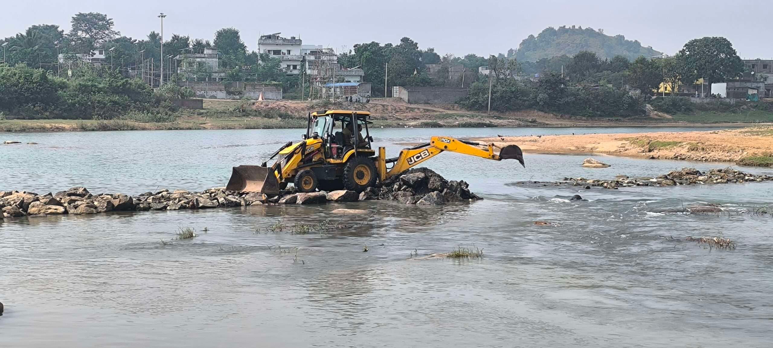 Giridih News: नगर निगम ने शुरू की छठ घाटों की साफ-सफाई