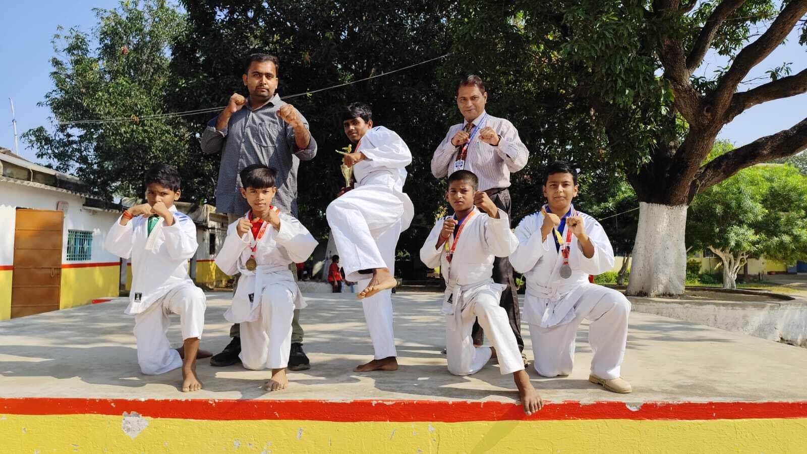 Giridih News: कुडो प्रतियोगिता में मंथन वैली स्कूल के बच्चों ने जीते पदक