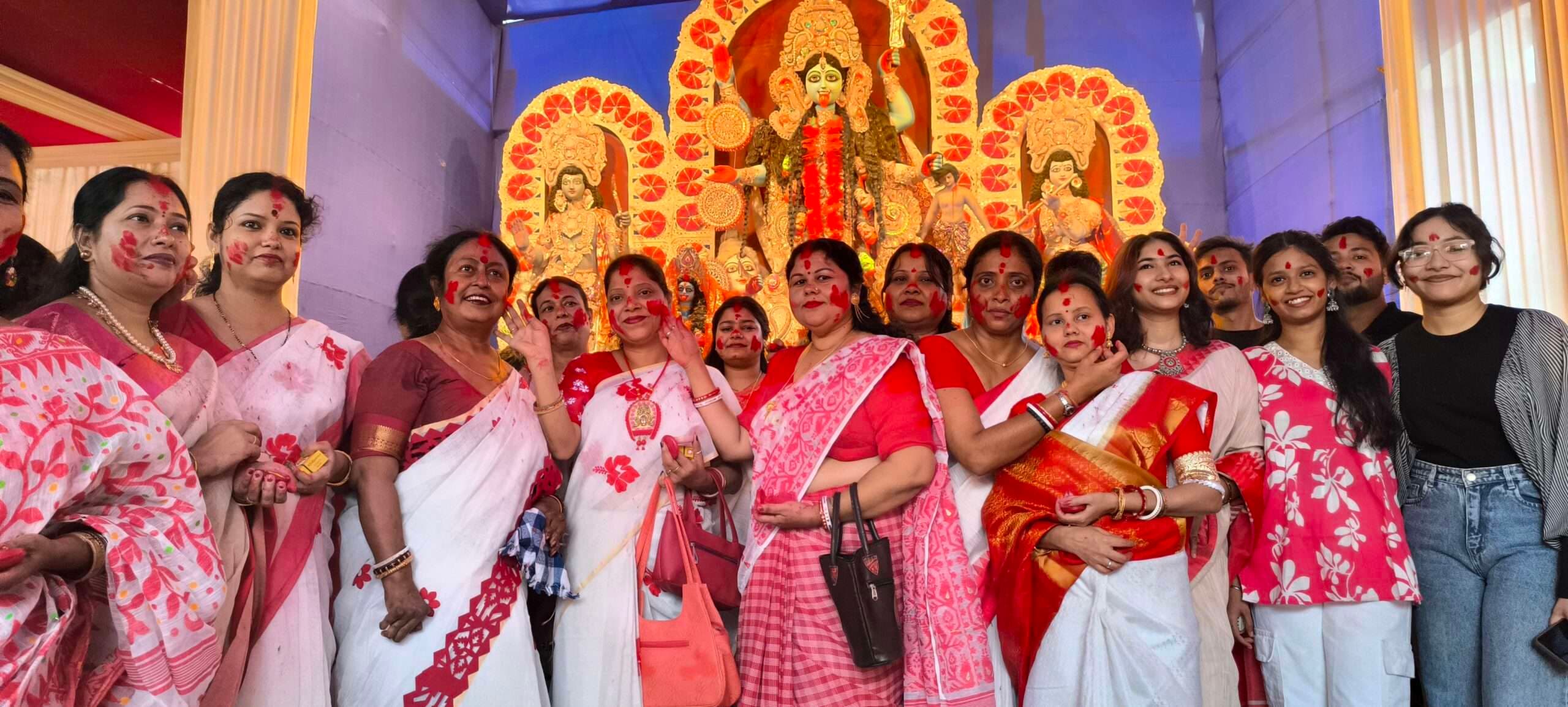 Giridih News: महिलाओं ने सिंदूर खेला के साथ मां काली को दी विदाई