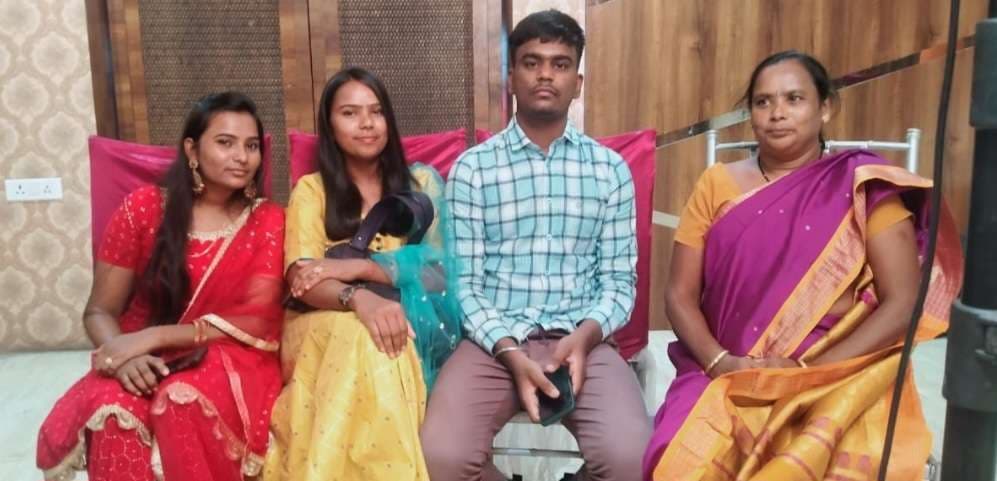 Chaibasa News : बीएसएफ में सब-इंस्पेक्टर बने मनोहरपुर के ओम गुप्ता