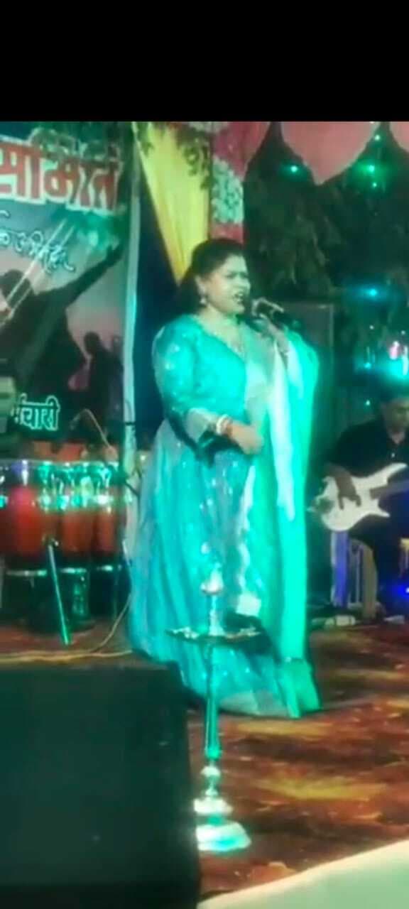 Chaibasa News : गायिका बेबी रानी ने भक्ति गीतों से रेलकर्मियों को झुमाया