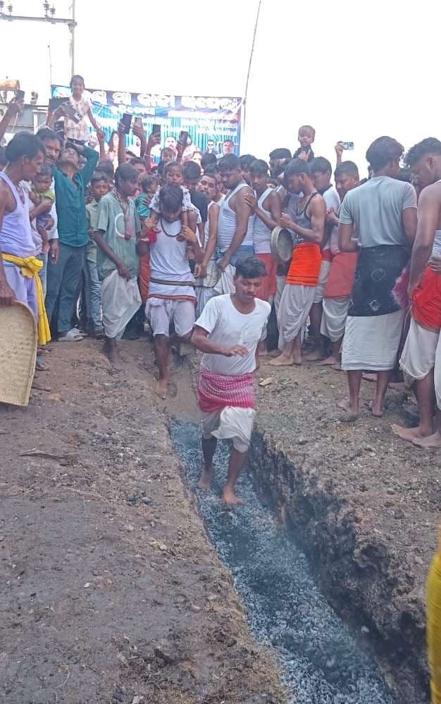 Seraikela Kharsawan News : बुढ़ीतोपा में मां काली के भक्तों ने अंगारों पर चलकर दिखायी आस्था