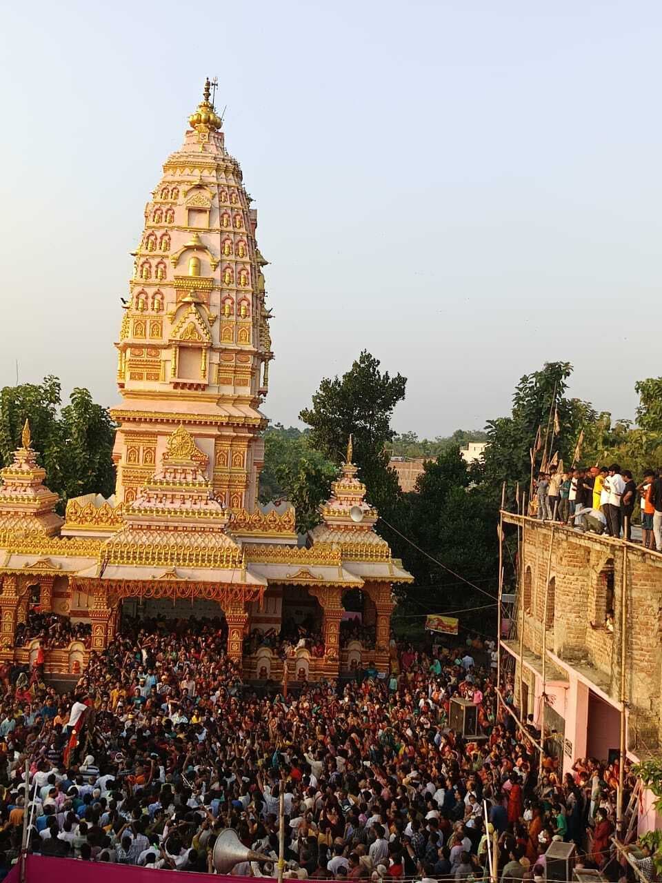 नम आंखों से दी गयी मां काली की विदाई, जय मां काली के जयकारा से माहौल हुआ भक्तिमय